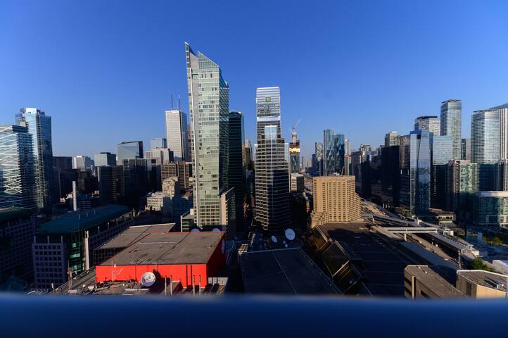 Chic Style Condo | 2BR CNTower View + Rooftop Pool gallery image 3