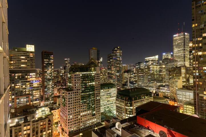 Chic Style Condo | 2BR CNTower View + Rooftop Pool gallery image 4