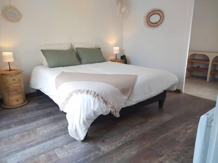 غرفة نوم في الطابق الأرضي مع غرفة استحمام داخلية.
سرير مزدوج 160 × 200 مع سرير مظلة متاح.