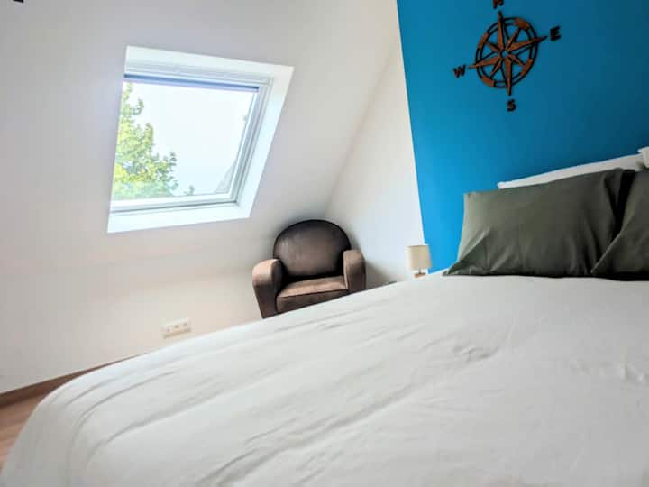 غرفة النوم الثانية في الطابق العلوي، مع سرير مزدوج 160 × 200.