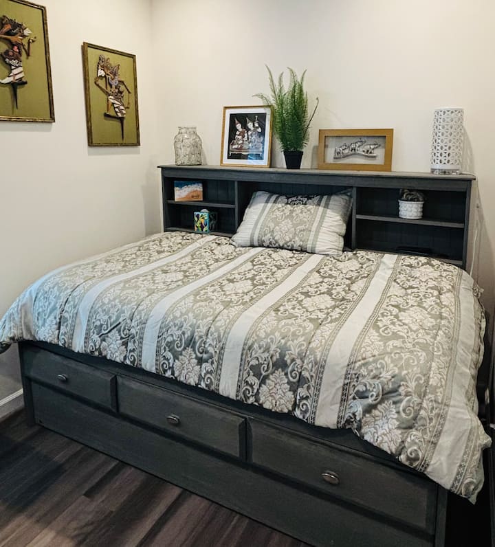 เตียงมีล้อพร้อมที่นอนขนาดคู่  ทีวีที่มุมห้อง