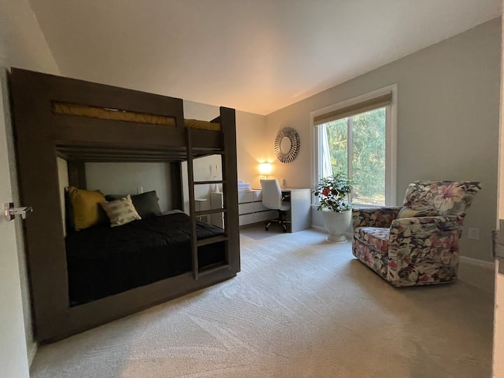 Toto je ubytovňa. Či už tu študujete alebo nie, je vybavená stolom, dvojitou poschodovou posteľou a otočným hojdacím kreslom na odpočinok a rozjímanie. 