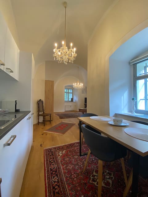 Leistungsstarkes Airbnb: Apartment in the castle/old Eggenberg in Eggenberg