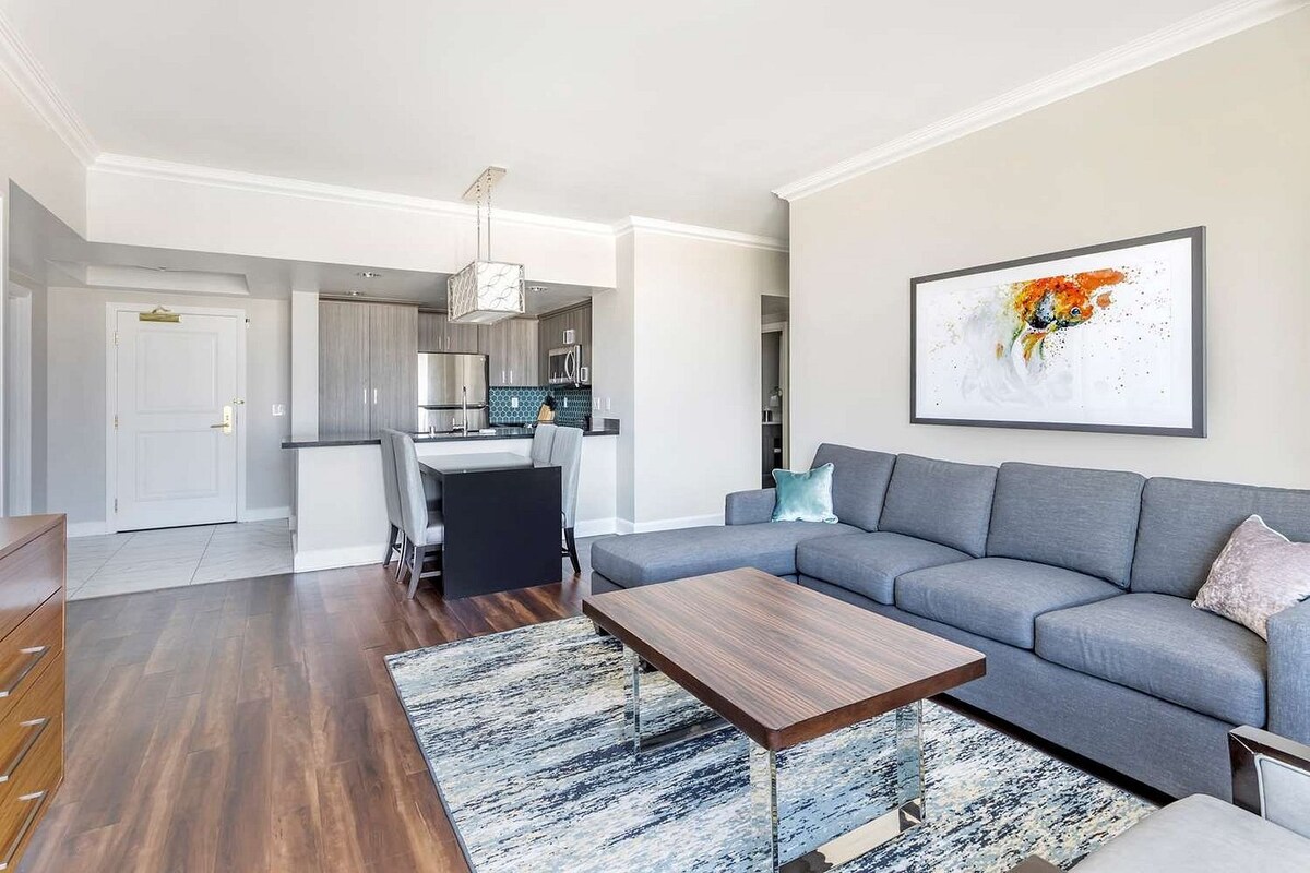 Dnevni boravak, kauč na razvlačenje (širine 180 – 200 cm). 