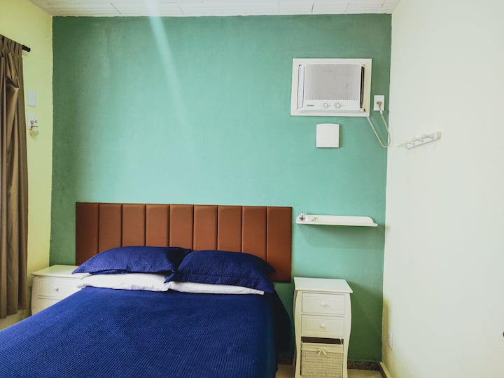 Orthocrin double box bed, super comfortable for a good night's sleep. Kiyoyozi kwa siku za joto, maduka yako tayari kuchaji simu yako. 