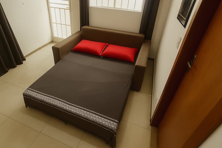 Kitanda cha sofa sebuleni, chenye ulinzi wa godoro la plastiki na chenye starehe sana.