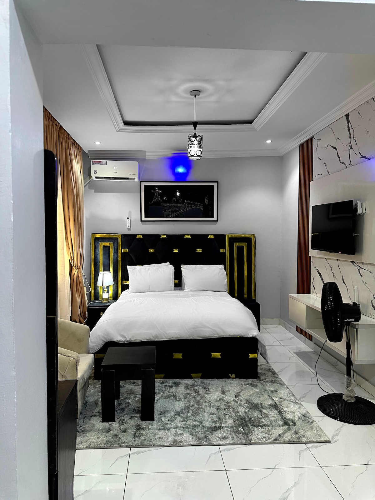 豪华卧室，配备豪华加大双人床、优雅的装饰、宽敞的衣柜、舒适的座位、空调和智能电视。 非常适合情侣、差旅人士或长期住宿，提供舒适、私密和现代化的度假胜地，让您度过宁静的夜晚。