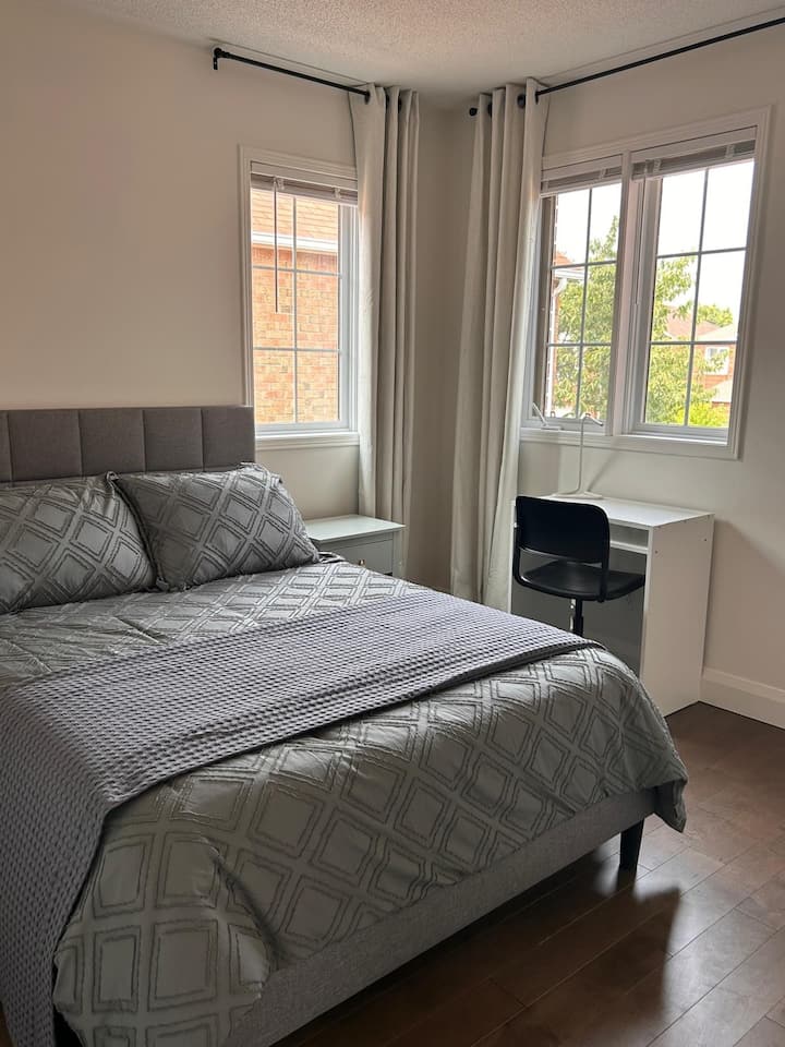 سرير مزدوج الحجم 
ستائر تعتيم 
منطقة مخصصة للمكتب/مساحة العمل 