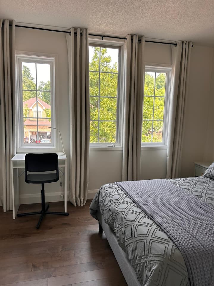 سرير مزدوج الحجم 
ستائر تعتيم 
منطقة مخصصة للمكتب/مساحة العمل 