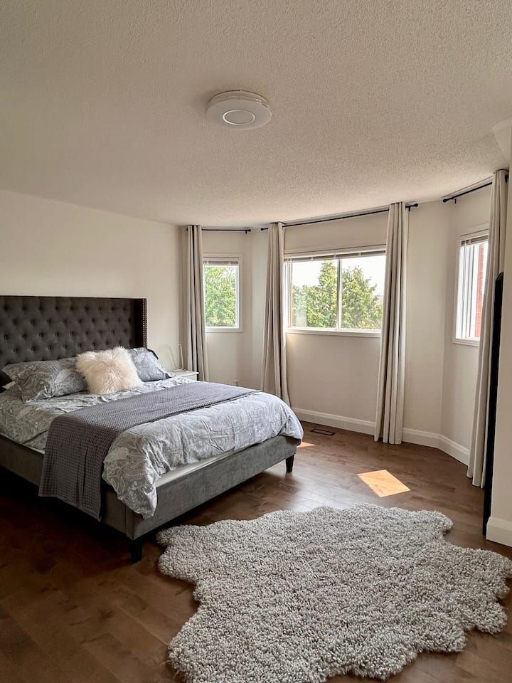 غرفة النوم الرئيسية: 
سرير بحجم كبير 
ستائر تعتيم 
منطقة مخصصة للمكتب/مساحة العمل 
المشي في الخزانة