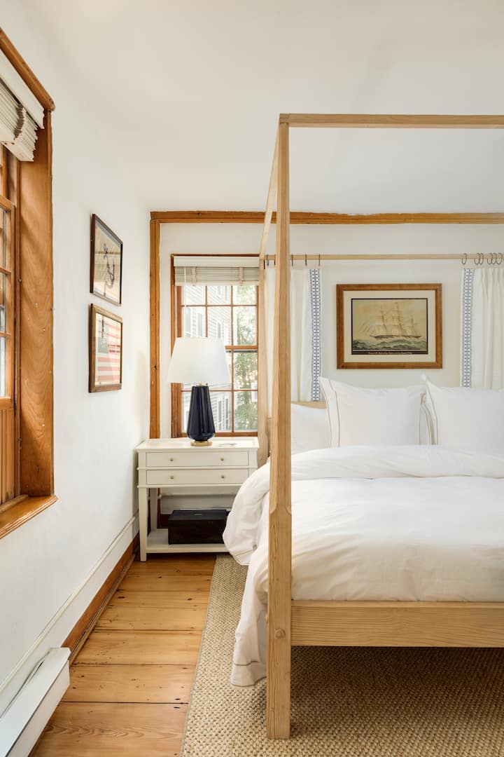 Elegant King Canopy Room In Historic Nantucket - Nantucket, MA