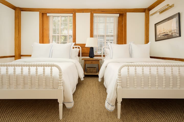 Sunny 2 Queen + Daybed Room In Historic Nantucket - Nantucket, MA