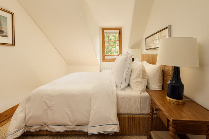 Bright Queen Top-floor Room In Historic Nantucket - Nantucket, MA