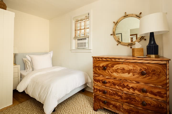 Cozy Twin Room In Historic Nantucket - Nantucket, MA