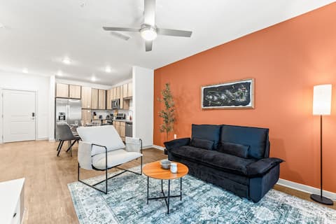 Top Airbnb: Stay Near Disney w King Bed Amenities PetFriendly in Bay Lake