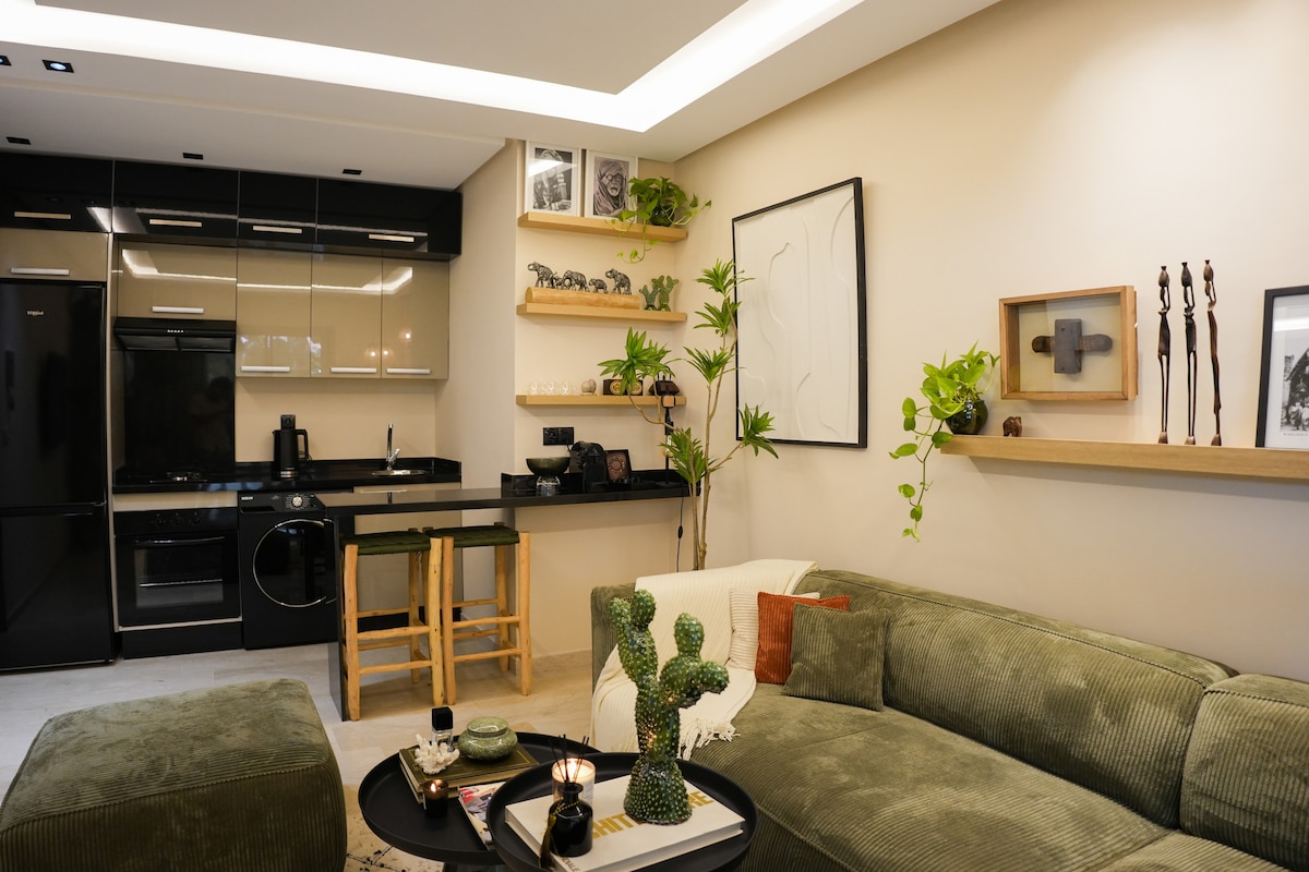 Détail de la décoration de luxe de Casa Palma, avec des éléments dorés et un éclairage tamisé