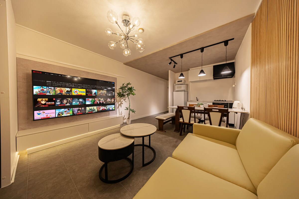 Ფართო საცხოვრებელი სივრცე დასასვენებლად.Აღჭურვილია დიდი 75-დუიმიანი ტელევიზორით.