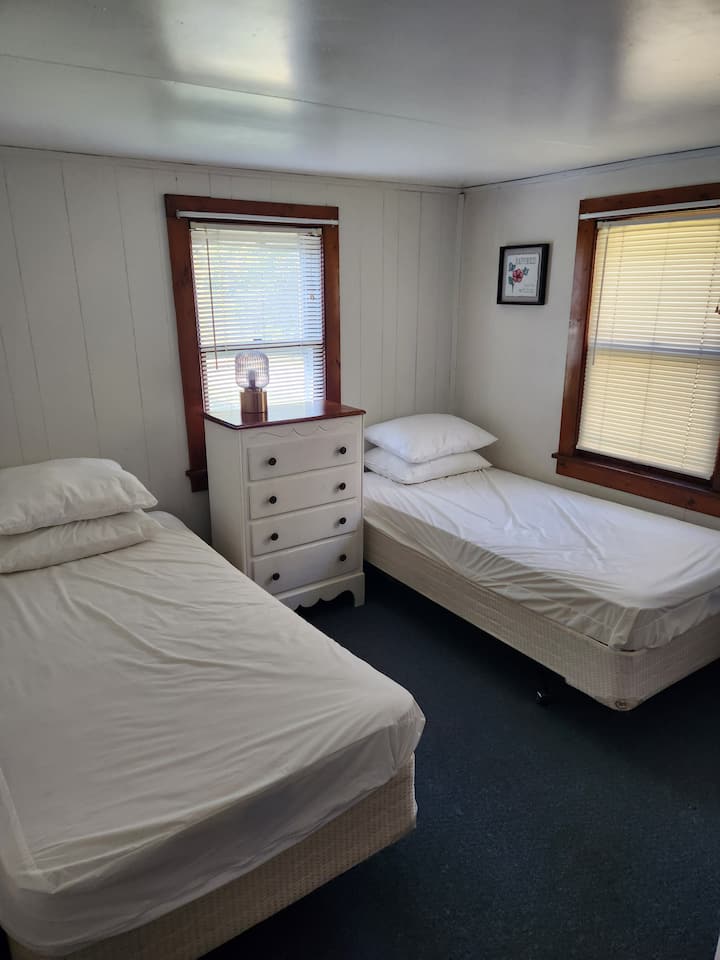 არ დაგავიწყდეთ თეთრეული და საბნები. 