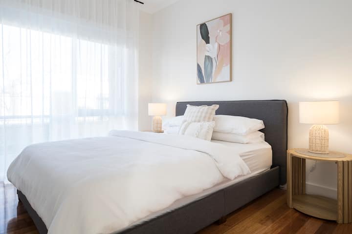 Retírate a este dormitorio, donde los suelos de madera, una cama tamaño queen y obras de arte seleccionadas proporcionan un lugar tranquilo para relajarte y recargar energías después de un día explorando la costa.