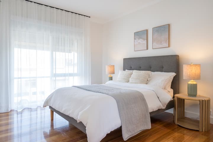 Ubicado en el nivel superior, este dormitorio cuenta con una cómoda cama tamaño queen y espacio para guardar la ropa, con un cómodo acceso al tocador cercano.