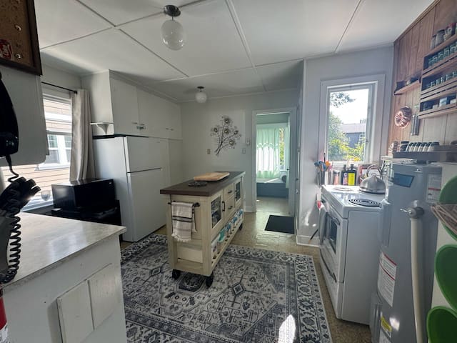 Cozy Vintage Cottage gallery image 2