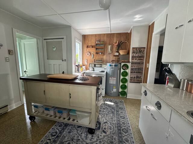 Cozy Vintage Cottage gallery image 5