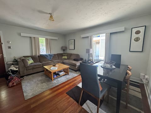Popular Airbnb listing: Cozy Vintage Cottage in James Bay