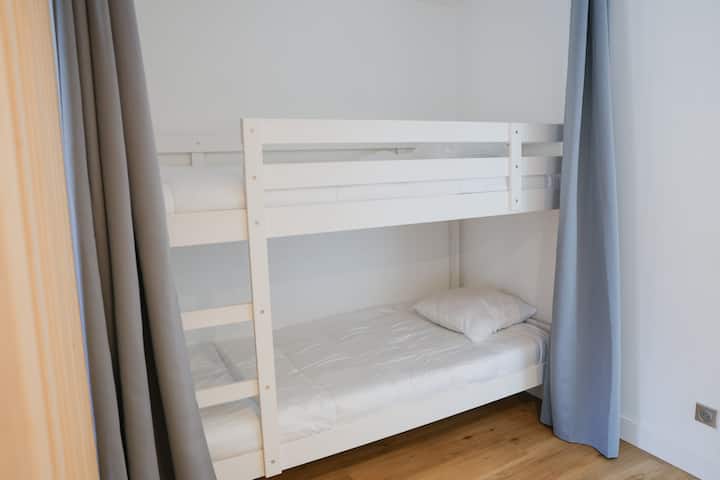 Espace nuit enfant avec un rideau pour garder l’intimité. Lit superposé uniquement pour des enfants non adapté pour un adulte.