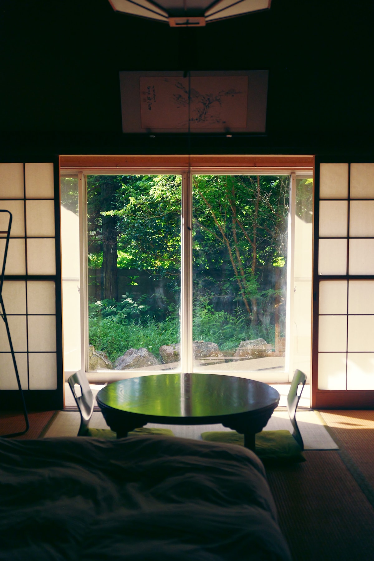 Bustani ambayo inaweza kuonekana kutoka kwenye chumba cha kulala kwa sasa inajengwa, lakini unaweza kuona mandhari ya asili na sauti za misimu.Wakati milango yote inayoteleza imefungwa, mwanga unakuwa laini wakati wa mchana, na kuangaza chumba katika mwanga hafifu, angavu.