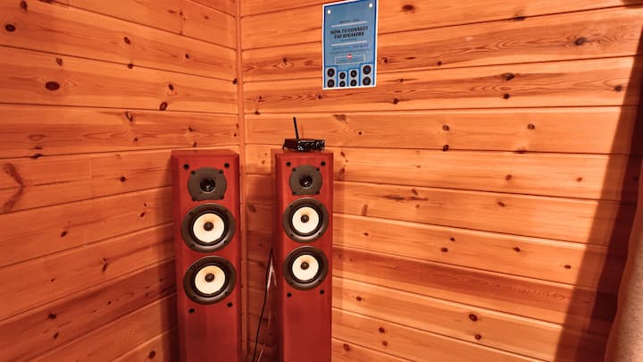 Bluetoothで接続できるスピーカーをご用意しています。
周囲に他の家はないので、音量を気にする必要はありません。
ただ、重低音で窓ガラスを粉砕してしまわないよう、くれぐれもご注意くださいね！
