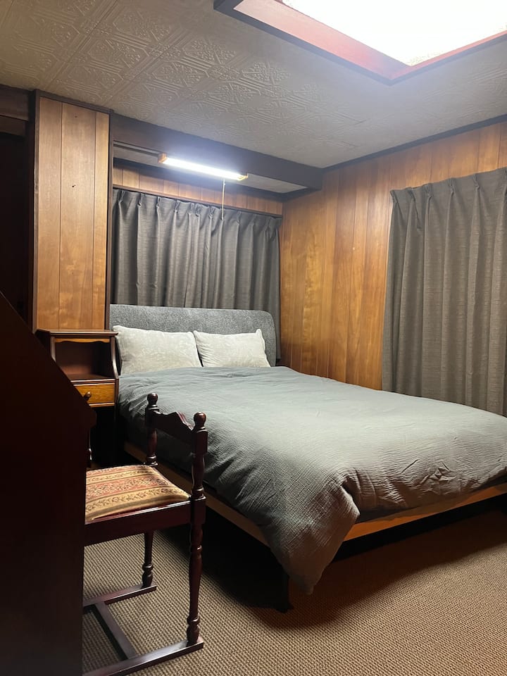 Habitación de estilo occidental en el primer piso.Una cama doble. 10 tatamis.