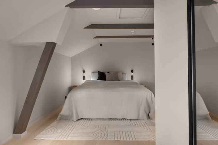 Das Hauptschlafzimmer verfügt über ein Kingsize-Bett und ein privates Badezimmer.