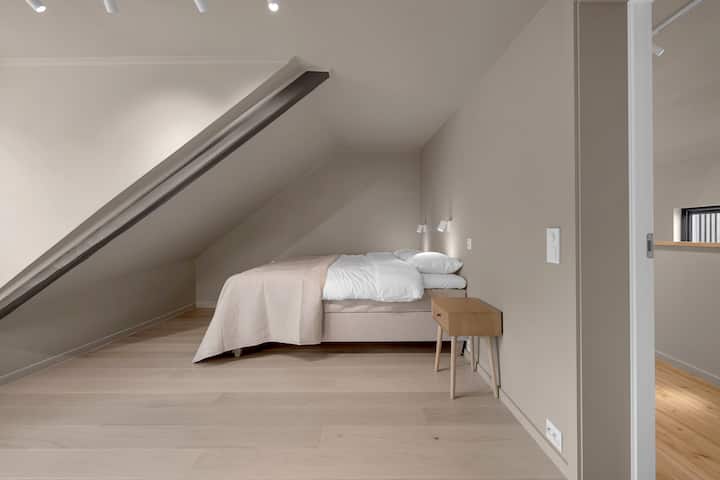 Schlafzimmer 3 verfügt über ein Kingsize-Bett und ein Einzelbett.