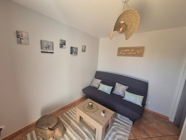 Jolie Maisonnette Avec Terrasse - Bagnols