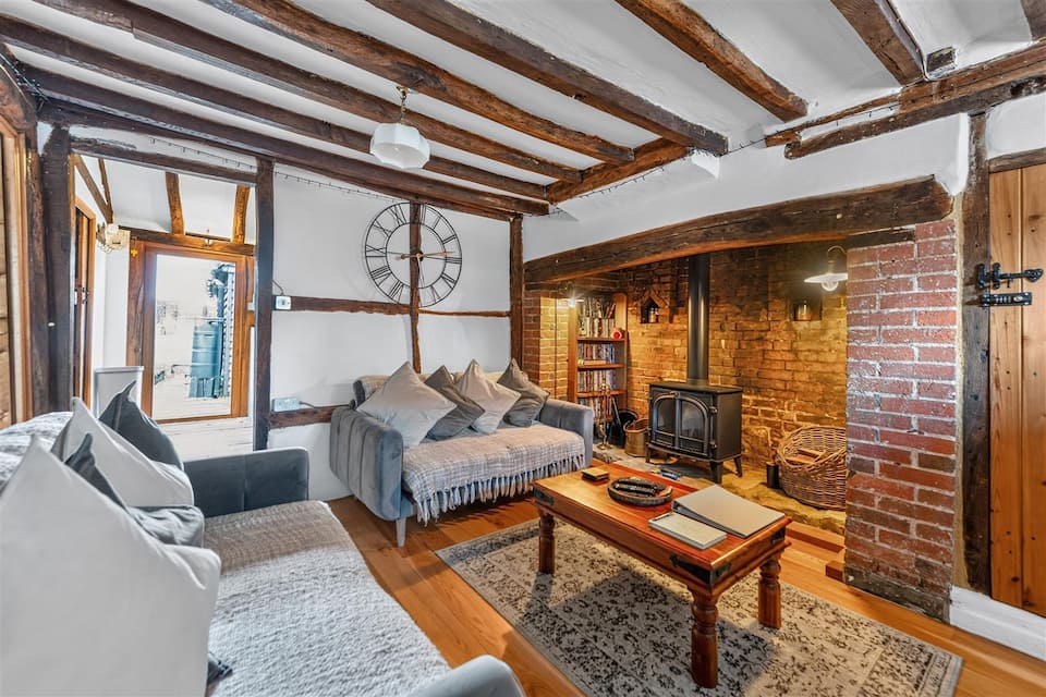 A timber-framed cottage near Gatwick, Crawley, West Sussex, UK, photo 4 of 10