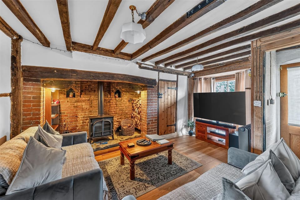 A timber-framed cottage near Gatwick, Crawley, West Sussex, UK, photo 1 of 10