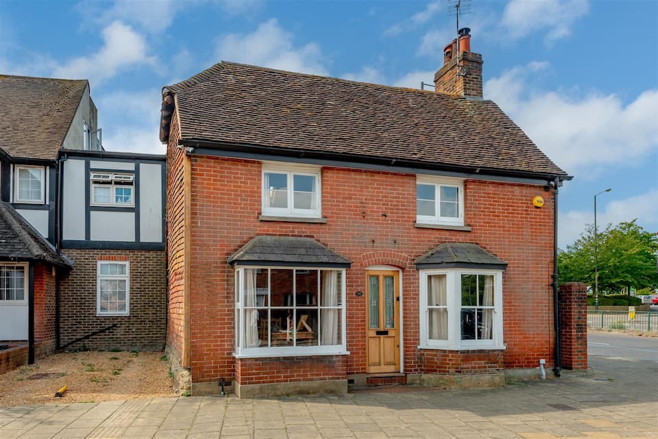 A timber-framed cottage near Gatwick, Crawley, West Sussex, UK, photo 7 of 10