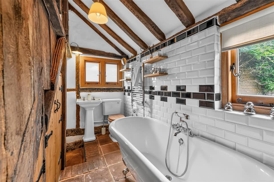 A timber-framed cottage near Gatwick, Crawley, West Sussex, UK, photo 5 of 10