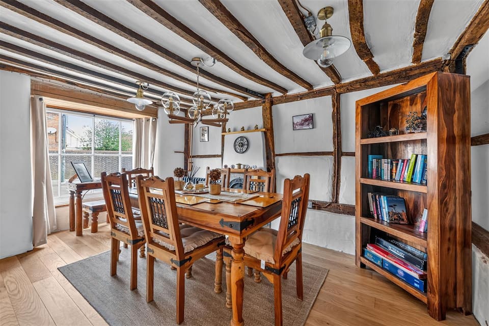 A timber-framed cottage near Gatwick, Crawley, West Sussex, UK, photo 6 of 10