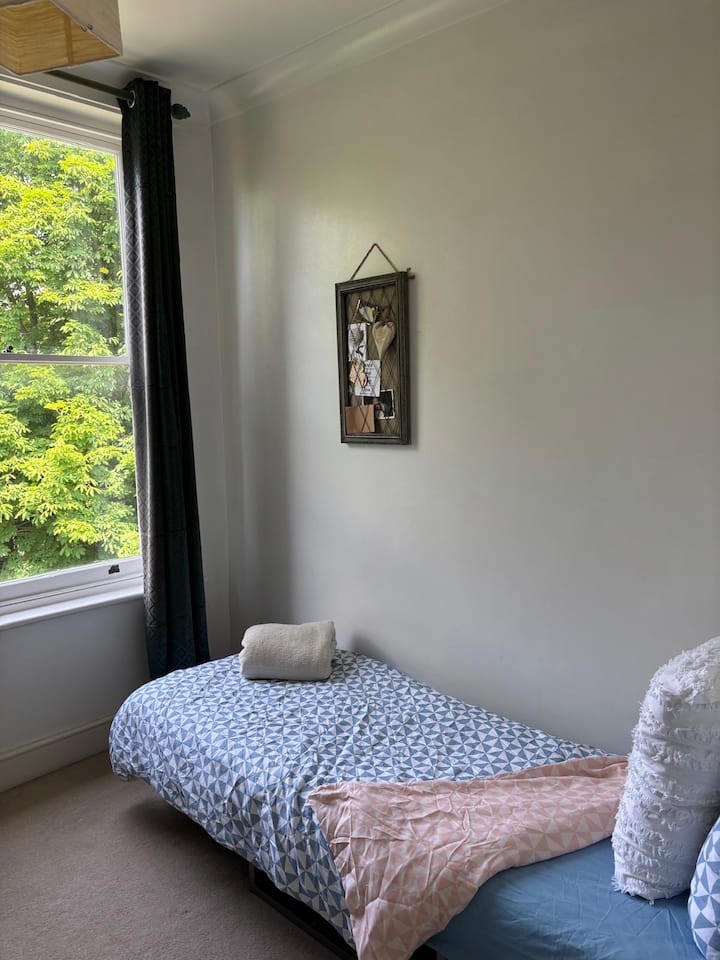 Mali jednokrevetni krevet u drugoj spavaćoj sobi. Idealno za dijete. U salonu se nalazi i sofa na razvlačenje (jednostruka). 