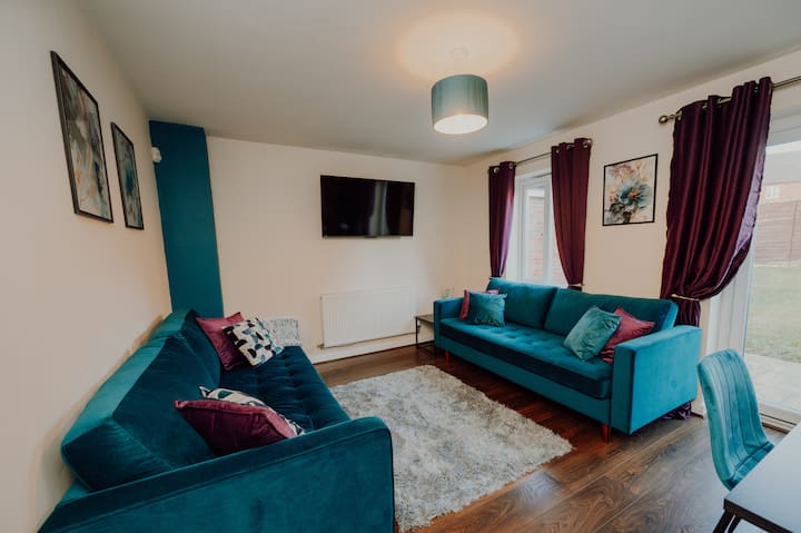 Save 20% Weekly | Wifi | Parking | Sleeps 9 - Bedford