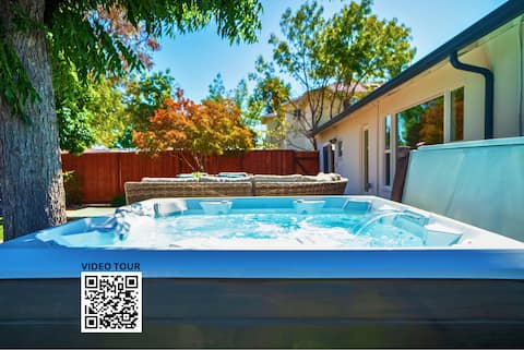 Cheerful 3BR with Bar, Jacuzzi & Kids Treehouse