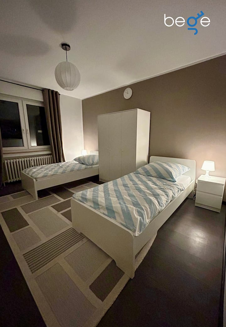 Chambre 2 avec deux lits simples, coin salon et Smart TV