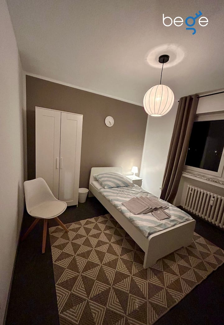 Chambre 3 avec un lit, coin salon et Smart TV