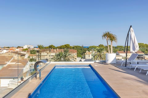 Bright 3BR with Rooftop Pool  BBQ 500m from Beach