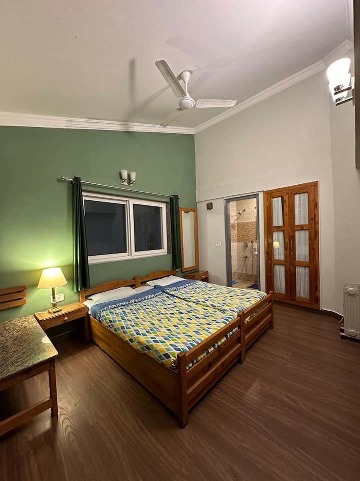 El segundo dormitorio viene con un baño adjunto. Las camas se pueden separar previa solicitud. También hay un pequeño balcón adjunto a esta habitación donde se puede disfrutar de tus vistas al té por la mañana y al atardecer por las noches. 