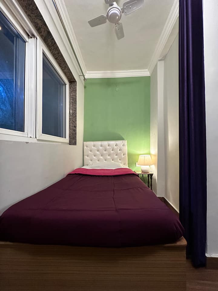 Hay una habitación individual disponible en la planta baja para los huéspedes. Solo hay una cama y una mesita de noche dentro de esta habitación. Hay un inodoro en la planta baja sin ducha, tendrás que usar los baños en el primer piso. 