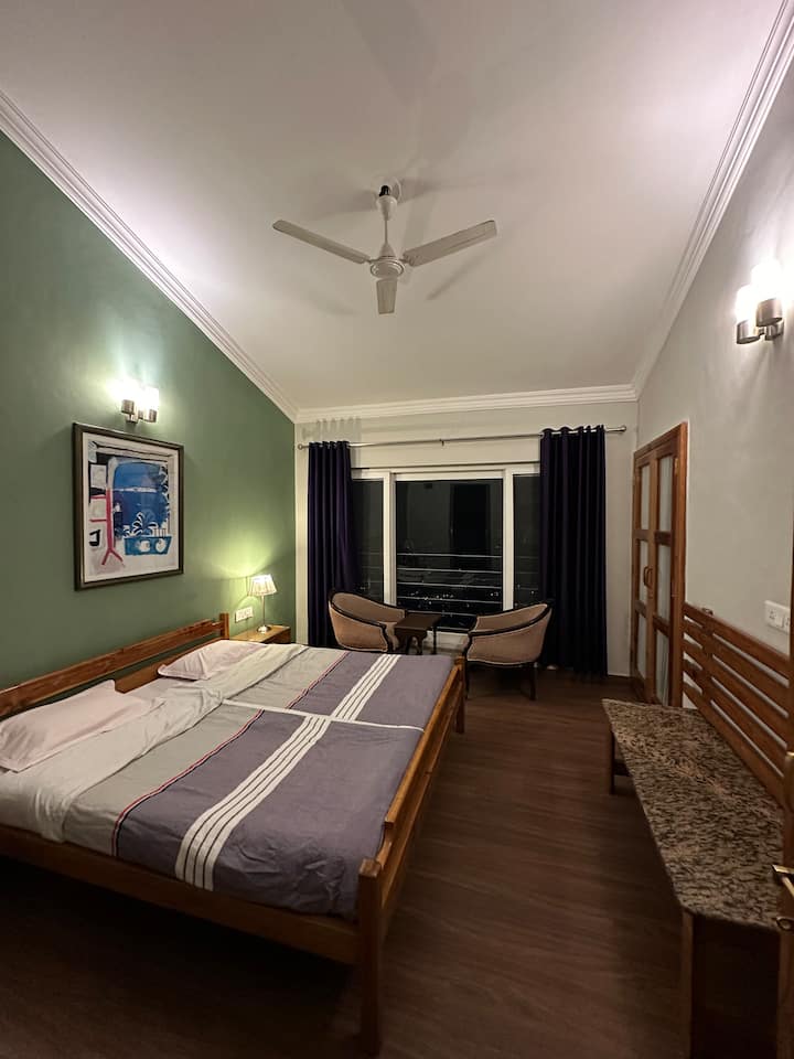 El dormitorio principal incluye una cama tamaño king,  un baño principal adjunto, tocador y asientos para dos personas con vistas al valle.