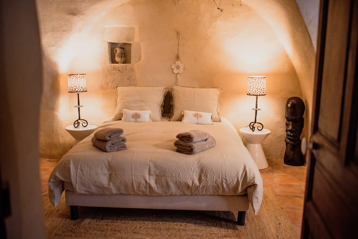 Awa, es una habitación con un ambiente suave y un estilo étnico refinado. 
Ubicada bajo hermosas bóvedas de piedra encalada, combina el encanto auténtico y la comodidad moderna.