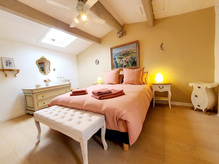 Bañada de luz, la habitación Rosemary combina el romanticismo y la dulzura de la vida. 
Los materiales naturales, las flores secas y la decoración son de inspiración provenzal.